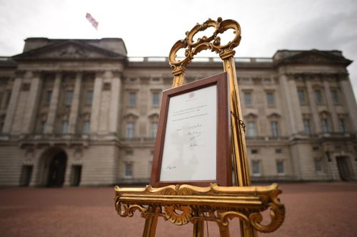 The official notice of the birth on an easel at Buckingham Palace. (AP/AAP)