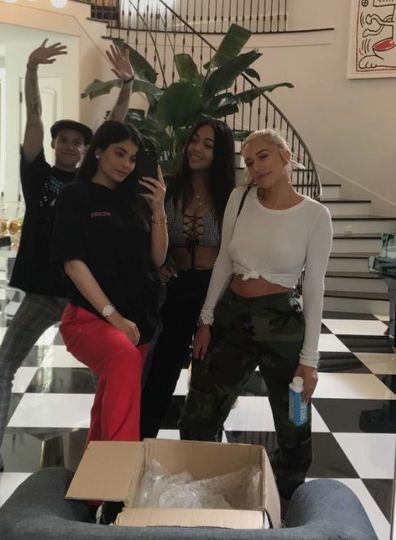 Kylie Jenner, pregnant, baggy, T-shirt, friends, selfie, Instagram