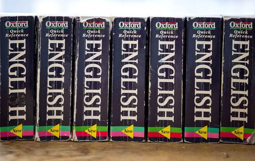 Mulher surpresa falando ao telefone