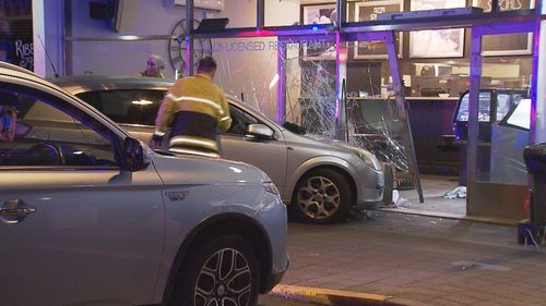 Holden Astra s'est écrasé dans une pizzeria dans l'est d'Adélaïde. 