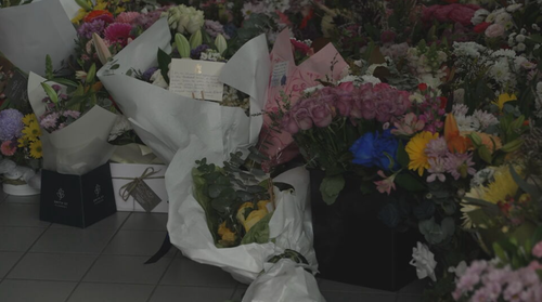 O primeiro -ministro Jacinta Allan e o ministro da Polícia Anthony Carbines lançaram os acordos florais em homenagem aos oficiais caídos.