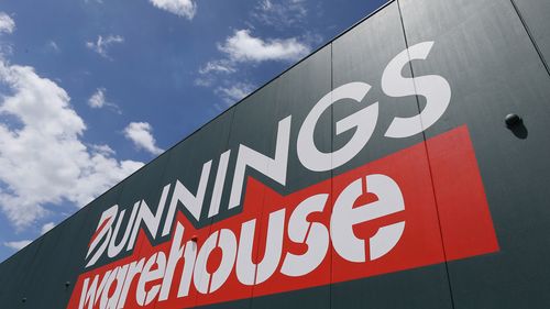 Le personnel est vu travailler dans le parc à bois de l'entrepôt de Bunnings Altona le 17 décembre 2014 à Melbourne, en Australie.