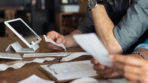 Reivindicar incorretamente despesas comerciais é um dos comportamentos duvidosos pelos quais as pessoas são levadas à repartição de finanças. 