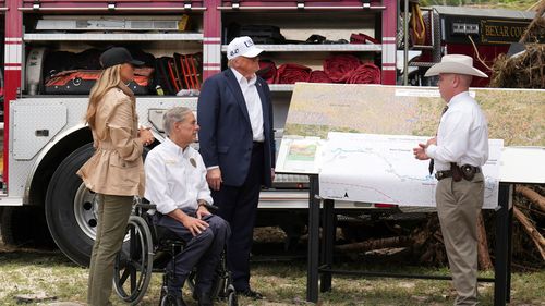 Trump, Texas'taki sel sonrası tahribatı inceledi.