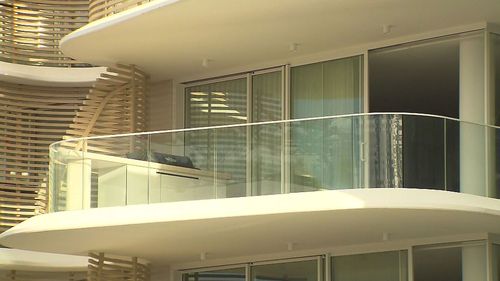 Policiais foram vistos indo e vindo da unidade à beira-mar em Burleigh Heads esta tarde.