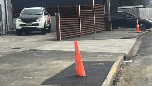 Evet, bu bir yol konisi, kasıtlı olarak belediye tarafından kaldırıma asfaltlandı.