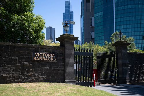 Il vice primo ministro e ministro della Difesa Richard Marles, il ministro delle Finanze Katy Gallagher e il vice ministro della Difesa Peter Khalil durante una conferenza stampa al Parlamento di Canberra il 4 febbraio 2026. Foto: Dominic Lorrimer Le caserme vittoriane a St Kilda Rd Melbourne sono in vendita. L'età. Immagine: Penny Stephens. Martedì 3 febbraio 2026