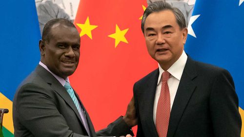 Le ministre des Affaires étrangères des Îles Salomon Jeremiah Manele et le ministre chinois des Affaires étrangères Wang Yi en 2019.