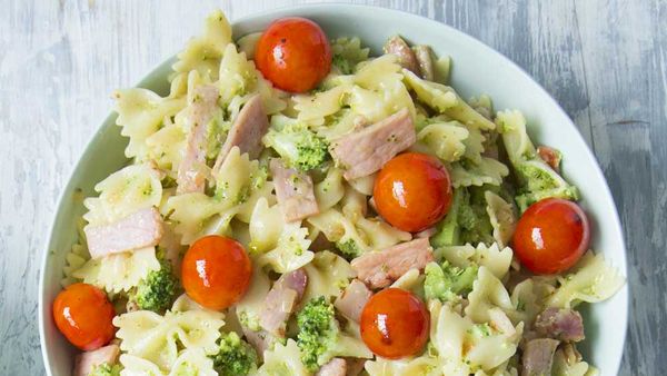 Smoky bacon, pesto and broccoli pasta bow ties