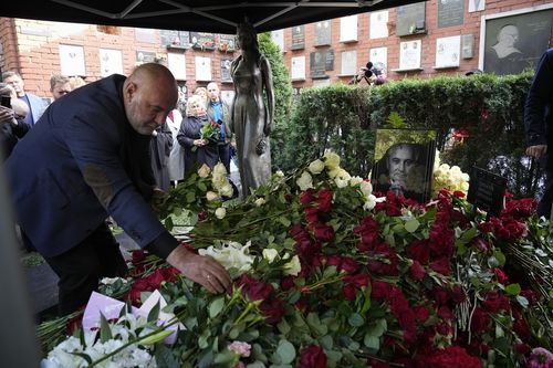 Люди возлагают цветы к могиле бывшего президента СССР Михаила Горбачева во время его похорон на Новодевичьем кладбище в Москве, Россия, суббота, 3 сентября 2022 года. 