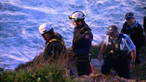 Police rescue teams on the cliffs. (9NEWS)