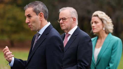 Il tesoriere Dr Jim Chalmers, il primo ministro Anthony Albanese e il ministro dell'edilizia abitativa Clare O'Neil.
