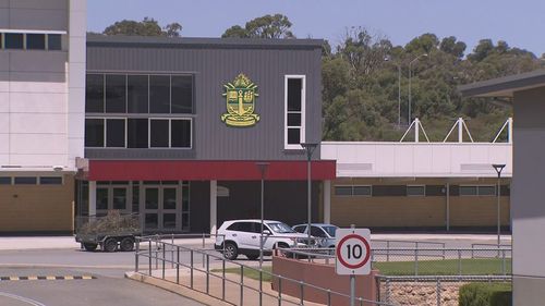 Naomi Tekea Craig foi acusada no mês passado de conduta sexual persistente com uma criança menor de 16 anos entre 2024 e 2025, duas acusações de penetração sexual de uma criança por uma pessoa com autoridade e posse de material de exploração infantil. A Escola Anglicana Privada Frederick Irwin em Mandurah, um professor de música de 33 anos, disse que as acusações não envolviam nenhum aluno atual.