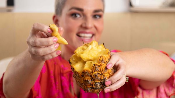 Jane de Graaff proves that the viral pineapple hack actually works