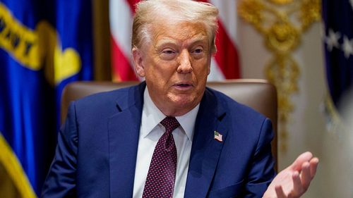 O presidente dos EUA, Donald Trump, durante uma reunião de gabinete na Casa Branca em Washington, DC, EUA, na terça -feira, 26 de agosto de 2025. Trump disse que estava preparado para uma luta legal com a governadora do Federal Reserve Lisa Cook depois que ele se mudou para que ela a demitisse de seu cargo após alegações de que ela falsificou documentos hipotecários. Fotógrafo: Aaron Schwartz/CNP/Bloomberg