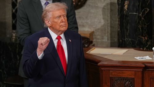Il presidente Donald Trump fa un gesto dopo aver pronunciato il discorso sullo stato dell'Unione a una sessione congiunta del Congresso nella Camera della Camera del Campidoglio degli Stati Uniti a Washington martedì 24 febbraio.