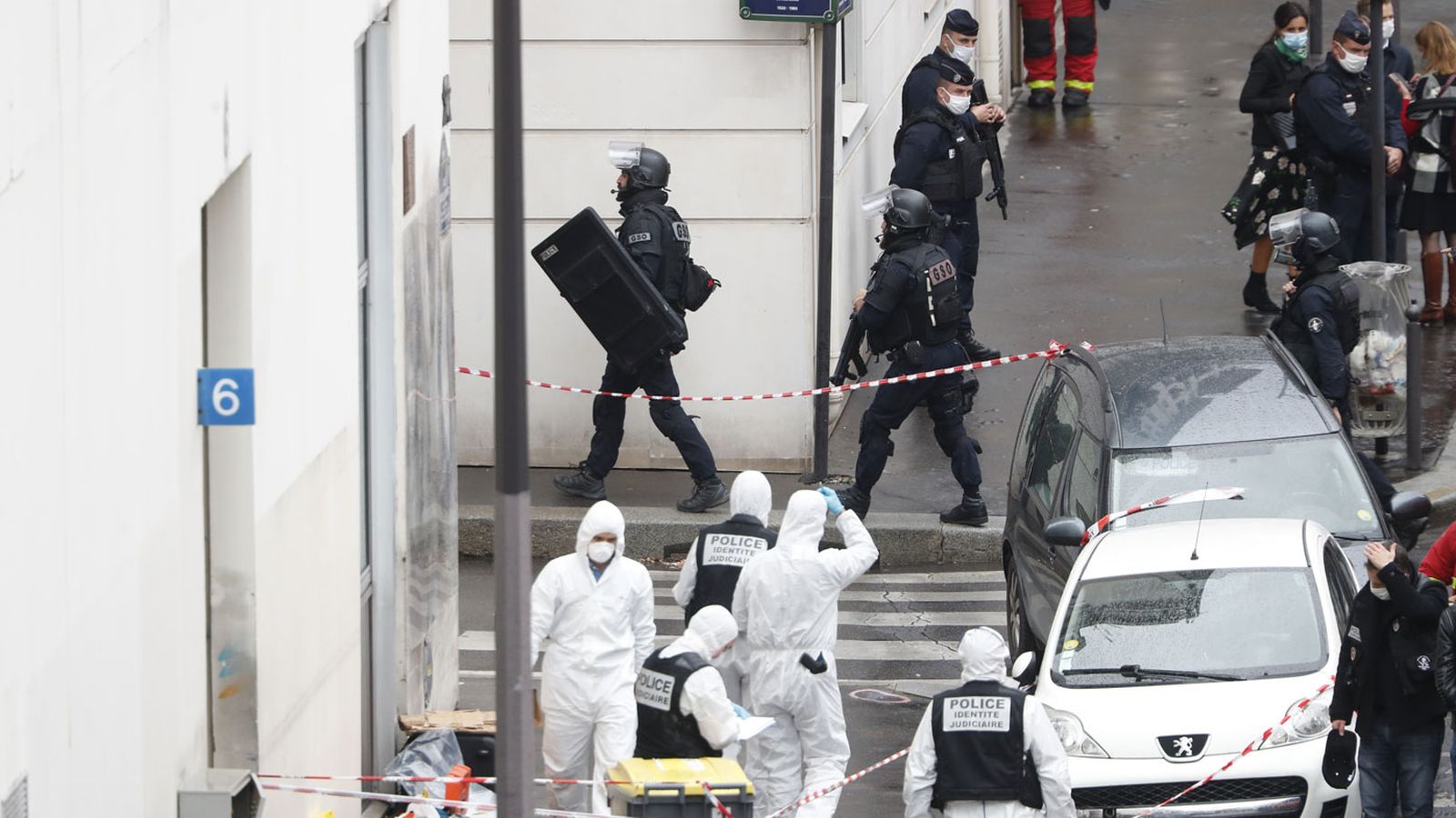 Нападение открытие. Редакция Шарли Эбдо теракт. Шарли Эбдо теракт в Париже.