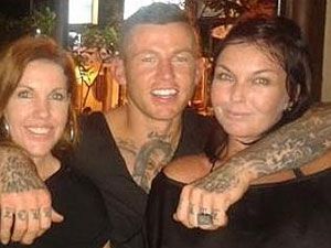 Todd Carney with Schapelle and Mercedes Corby. (Supplied)