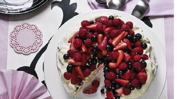 Summer berry Pavlova