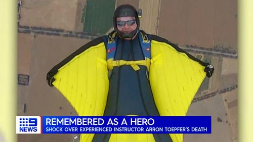 The skydiving instructor who died in a skydiving accident in a coastal Victorian town has been identified as Arron Toepfer.