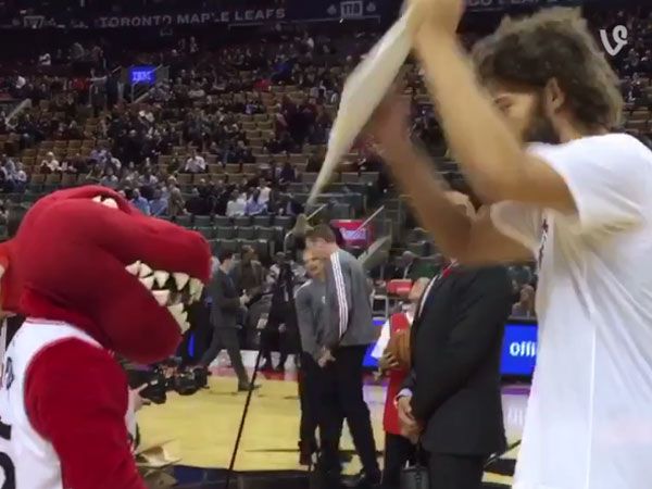 New York Knicks star Robin Lopez attacks the Toronto Raptors mascot. (Supplied)