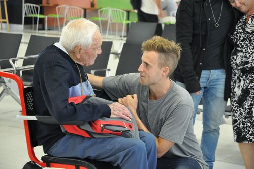Professor David Goodall says one last farewell to his grandson before boarding the flight to Europe. (9NEWS)
