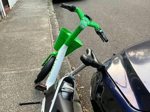L'automobilista ha detto che la sua auto è stata graffiata da una bici Lime che hanno trovato parcheggiata contro il loro veicolo.