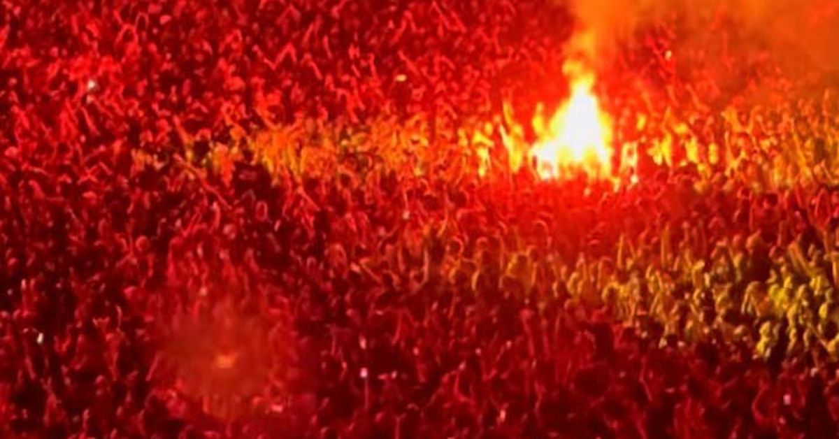 'Morons': Flares thrown into crowd at first Oasis gig in Melbourne