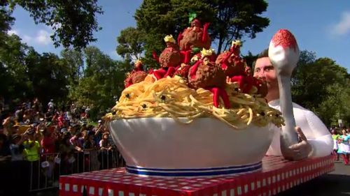 A delicious spaghetti and meatballs float moved down St Kilda Road. (9NEWS)