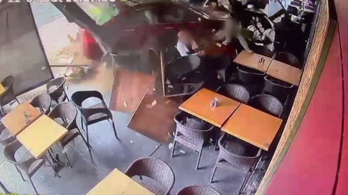 Des images de C﻿CTV ont montré le moment où une voiture s'est écrasée dans un café animé de l'ouest de Sydney, blessant plusieurs personnes et faisant voler des tables et des chaises. 