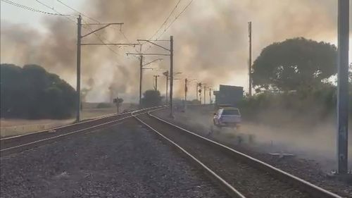 Un incendie d'herbe à Melbourne s'ajoute à la brume de fumée qui étouffe la ville.