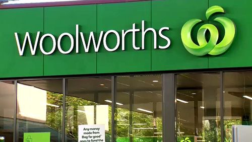 Sandgate Woolworths était l'un des nombreux sites d'exposition révélés aujourd'hui par lesquels la femme s'était rendue. 