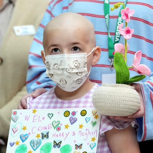 MELBOURNE, AUSTRALIA - 14 APRILE: Un bambino attende l'arrivo del principe Harry, duca di Sussex e di Meghan, duchessa di Sussex durante la loro visita al Royal Children's Hospital il 14 aprile 2026 a Melbourne, Australia. Il Duca e la Duchessa di Sussex sono in visita di quattro giorni in Australia, con impegni a Melbourne, Canberra e Sydney. (Foto di Asanka Ratnayake/Getty Images)