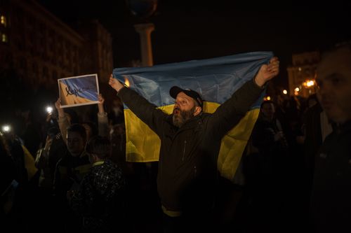 Ucrainenii se adună în centrul Kievului pentru a sărbători restaurarea Hersonului, Ucraina, vineri, 11 noiembrie 2022.