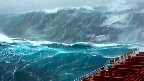 Un navire navigue à travers de fortes houles en mer du Nord.