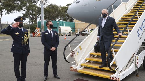 斯科特·莫里森总理在参观了罗马的 G20 峰会和格拉斯哥的 COP26 后抵达悉尼。