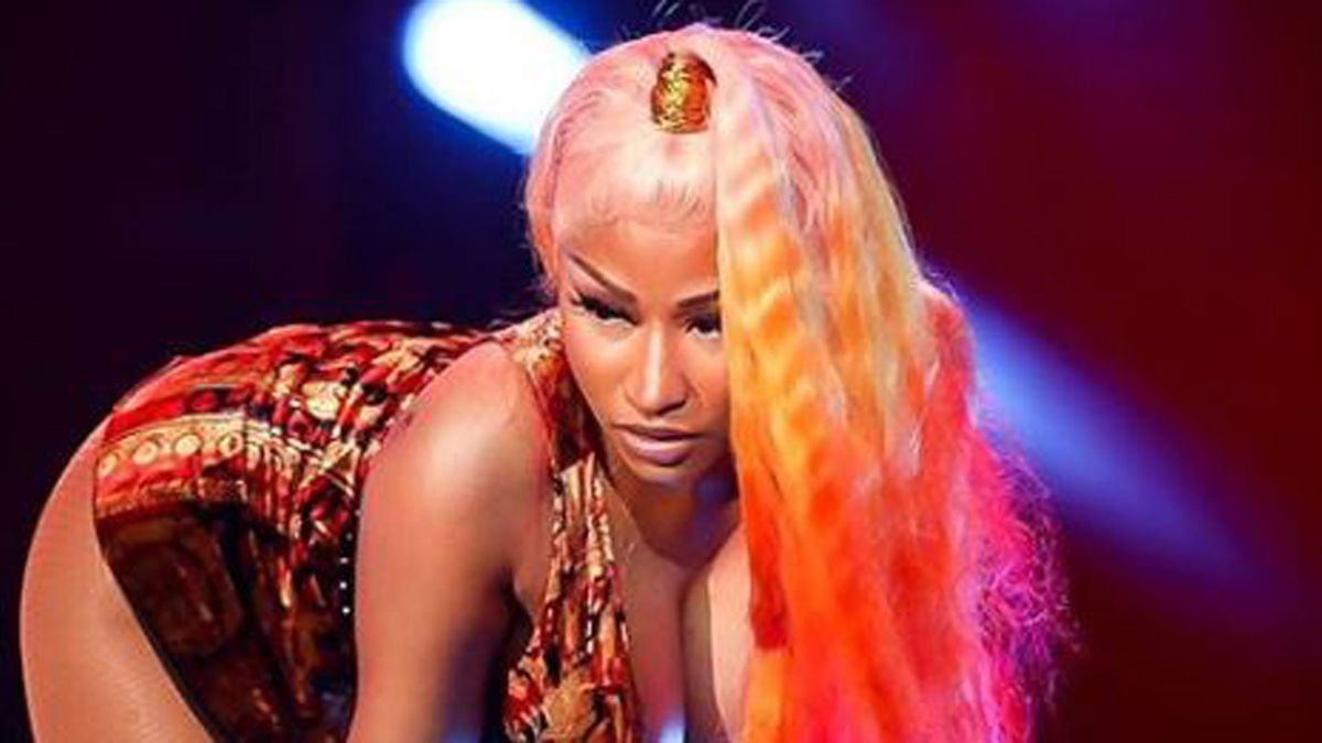 Nicki Minaj performs through wardrobe malformation - 9Style