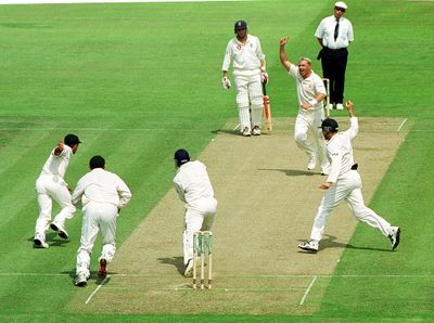 Warne tormenting Poms in England