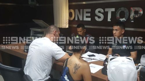 American man Jose Manuel Polanco Junior, right, speaks with police following the alleged bashing of a Melbourne man. (9NEWS)
