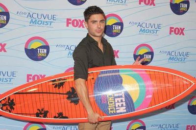 Zac Efron poses with his award (cue the swoons in the pressroom).