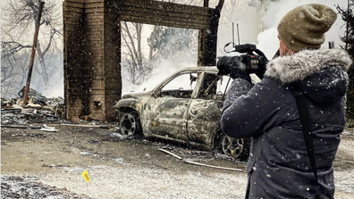 Snow has fallen on the still-smoldering firelands of Colorado after massive wildfires tore through the US state.  9News US correspondent Amelia Adams said the extreme weather conditions mark 