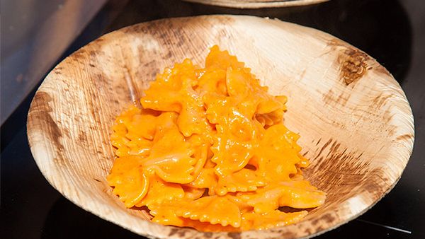 Vegetarian farfalle with cream of red capsicums and basil