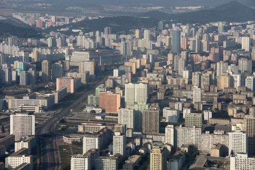 Viste di Pyongyang dal ponte di osservazione dell'hotel.