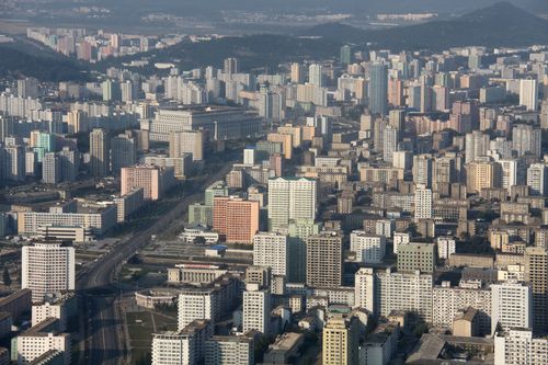 Виды на Пхеньян со смотровой площадки отеля.