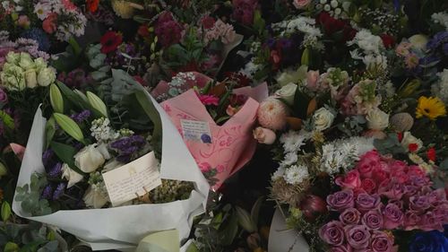 Uma homenagem floral na delegacia de Wangaratta continua a crescer em homenagem a dois policiais mortos no cumprimento do dever.