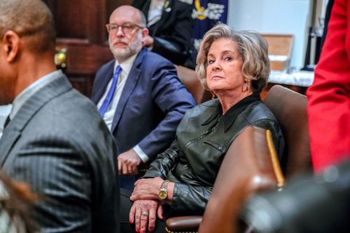 Russell Vought, diretor do Escritório de Gestão e Orçamento (OMB), centro, e Susie Wiles, chefe de gabinete da Casa Branca, durante uma reunião de gabinete na Casa Branca em Washington, DC, EUA, na terça-feira, 2 de dezembro de 2025. Presidente dos EUA, Donald O presidente dos EUA, Donald Trump, disse que planeja anunciar sua escolha para liderar o Federal Reserve no início de 2026, alimentando mais especulações sobre o próximo líder do banco central dos EUA. Fotógrafo: Yuri Gripas/CNP/Bloomberg