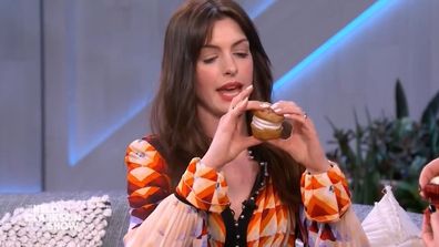 Anne Hathaway's cupcake sandwich hack works like a charm.