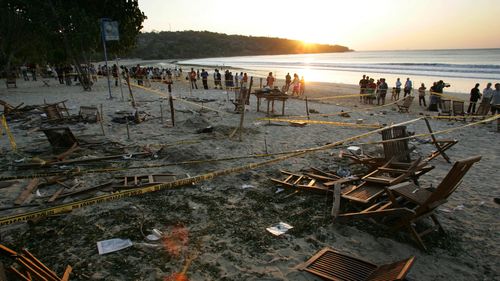 O pôr do sol na Baía de Jimbaran após os atentados de Bali em 2005, 