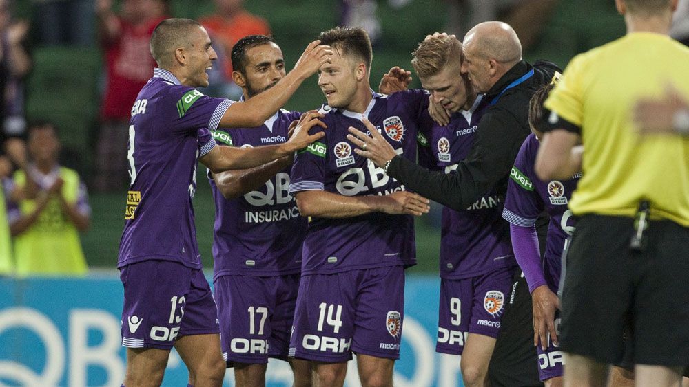 Glory beat 10-man Victory 3-2 in Perth