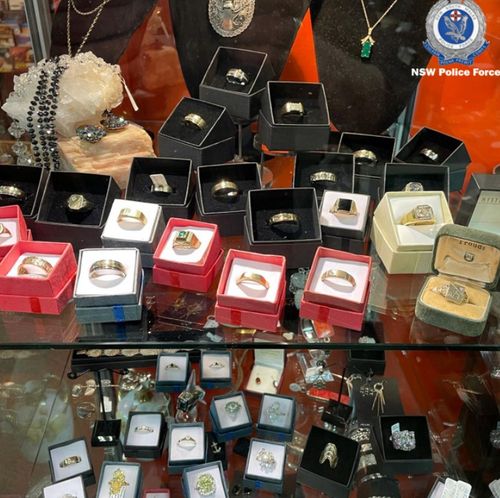 Des bijoux d'une valeur de 100 000 $ ont été volés dans un magasin d'antiquités d'une petite ville de NSW à Pâques, laissant le propriétaire de l'entreprise "dévasté".